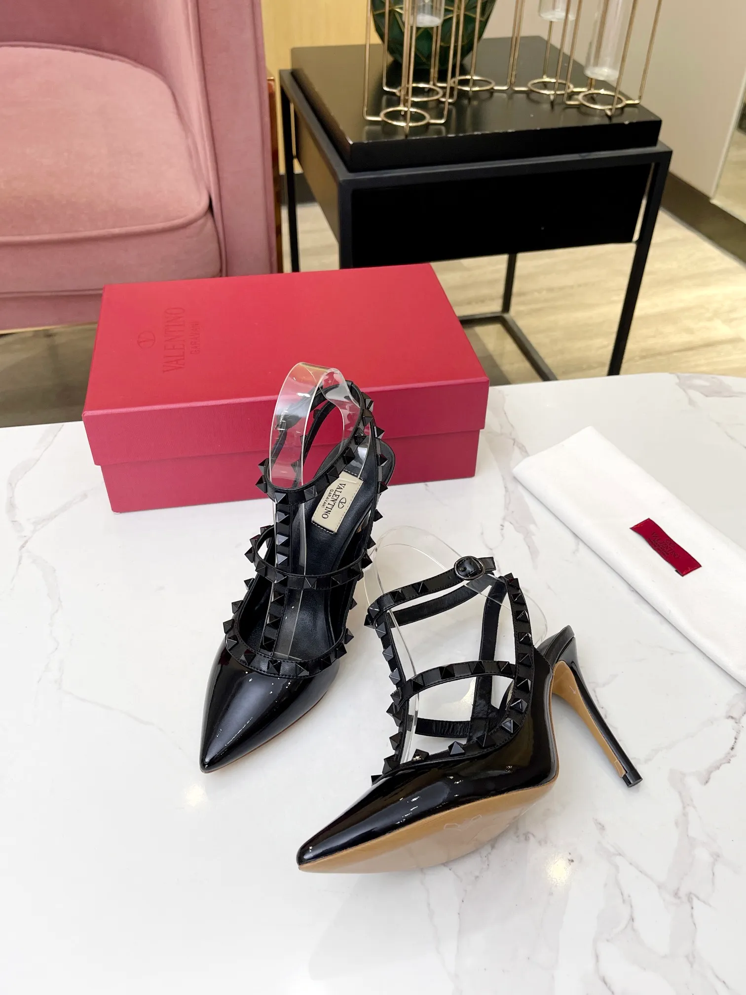 👟👟Ex-factory price 520 👟👟 Women's shoes Women's clothing Women's shoes Women's clothing Women's shoes Women's clothing 𝑉𝐴𝐿𝐸𝑁𝑇𝐼𝑁𝑂👠 Valentino new spring and summer (new generation full-faced cowhide) sandals The unique [unique V family rivet design] brings out a full sense of high-end, and the new season will live up to expectations! Worth buying★Absolutely high-grade❥Original method, Absolutely sensual❥Elegant style, creating a different feeling, simple and elegant style!  Code number: 35-39 (34.40.41.42 is customized and non-returnable) Inner lining: sheepskin lining, genuine leather outsole Heel height: 9.5cm (two-ring strap) 6.5cm (three-ring strap)